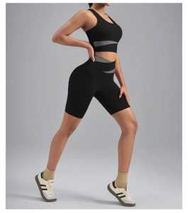Détail du soutien-gorge de sport et du short avec coutures contrastées grises