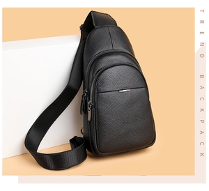Dettaglio della borsa a tracolla in pelle nera martellata con tasche multiple a zip