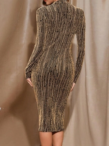 Robe mi-longue moulante à rayures noir et or avec manches longues, vue de l'arrière