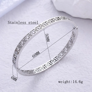 Zilveren roestvrijstalen armband met Grieks patroon 6mm breed minimalistische stijl