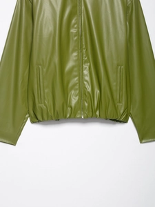 Detail einer olivgrünen Lederjacke mit Metallreißverschluss und elastischem Saumteil