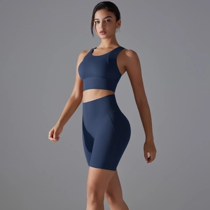 Dettaglio del set fitness blu scuro senza cuciture con pantaloncini a vita alta e reggiseno