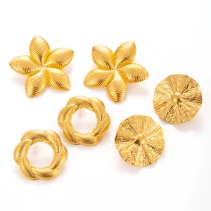 Tre paia di orecchini vintage in acciaio al titanio dorato a forma di fiore e cerchi