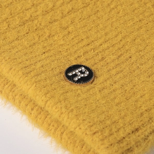Bonnet en tricot jaune d'hiver avec oreilles de chat et logo R brillant en strass