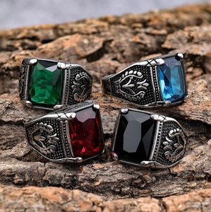 Anello vintage in acciaio inossidabile con gemma rettangolare e dettagli gotici