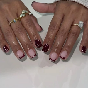 Unghie Finte da Applicare Rosso Vino a Pois Forma Quadrata Corta Punta Francese Set da 24 Pezzi Unghie Artificiali Decorative per Donna Quotidiano Appuntamento