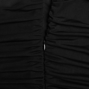 Détail de la fermeture éclair invisible sur tissu noir froncé à texture de luxe
