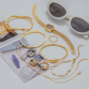 Set gioielli serpente dorati con anelli in acciaio e bracciali minimalisti