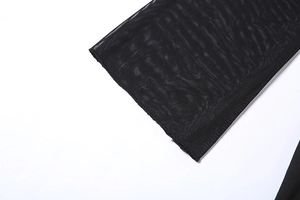 Vue détaillée de la texture du tissu en maille noire et coutures précises sur le poignet