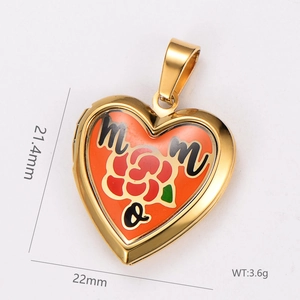 Pendentif cœur doré avec rose et gravure mom, dimensions 21,4mm par 22mm