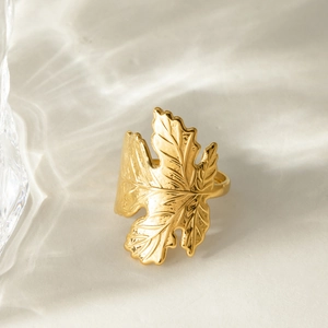 Anello minimalista a foglia d'acero in acciaio inossidabile placcato oro 18K testurizzato
