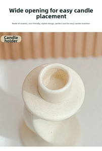 Dettaglio macro del portacandele in ceramica crema con smalto puntinato e apertura