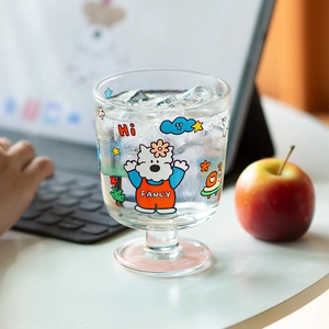 Verre à pied mignon avec motif d'ours en dessin animé et texte sur une table décorée