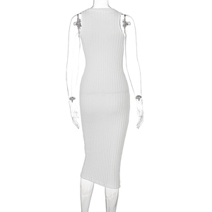 Detalle de la textura de punto acanalado blanco en la espalda del vestido midi sin mangas