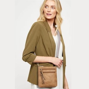 Borsa a tracolla marrone in pelle con tasche multiple e tracolla etnica