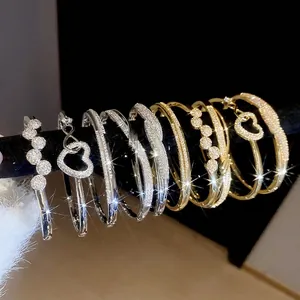 Bracelets en zircon plaqué or 18 carats aux motifs géométriques sur présentoir noir
