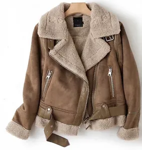 Détail du blouson aviateur en suédine avec doublure en peau de mouton et ceinture à boucle