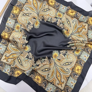 Carré de soie en satin gris foncé avec motif Paisley et détails floraux jaune-brun