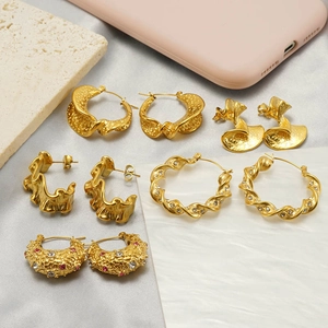 18K Vergoldete Edelstahl Ohrringe Für Damen Französischer Stil Unregelmäßig Plissee Gehämmert Reifen Und Stecker Schmuck