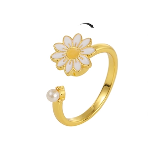 Adjustable daisy spinner ring with pearl accent for stress relief in gold finish
