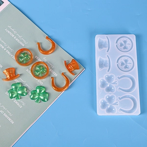 Dettaglio macro dello stampo in silicone a 8 fori per ciondoli a trifoglio in resina