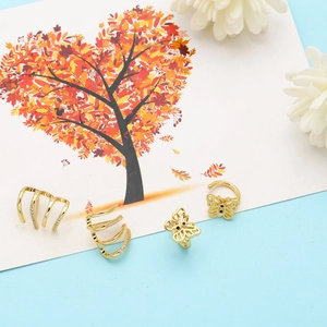 Elegante set di quattro ear cuff dorati a farfalla con zirconi bianchi luccicanti