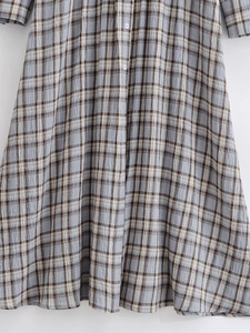 Detail eines karierten Hemdkleids mit Seersucker-Struktur und Knopfleiste