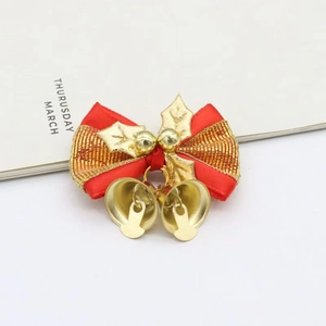 Rote und goldene Weihnachtsschleife mit Metallglocken und Stechpalmenblättern für DIY