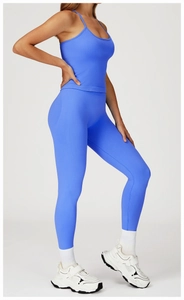 Détail d'un ensemble de yoga bleu côtelé avec haut à bretelles et legging taille haute