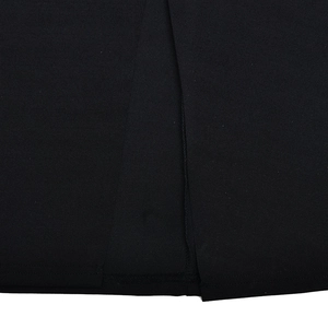 Détail de la couture du tissu noir et de la fente latérale de la robe de soirée