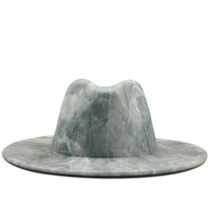 Primer plano de la textura de mármol gris de un sombrero fedora de lana con patrón tie-dye