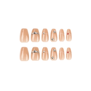 Faux ongles nude avec lignes blanches et strass sur un fond blanc épuré