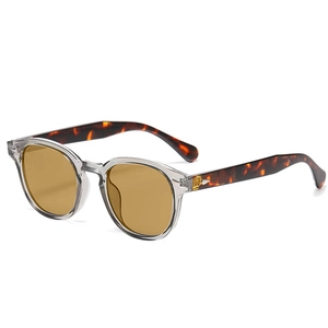 Détail de lunettes de soleil rondes rétro avec monture grise et branches en écaille