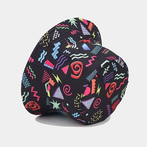 Dettaglio di un cappello da pescatore double face vintage con motivi geometrici variopinti
