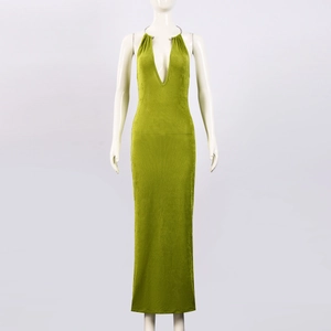 Détail de la robe longue vert olive avec décolleté en V profond et ornement en métal au cou