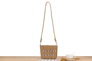 Détail du sac en corde de papier tressé avec perles blanches et bandoulière en gros plan