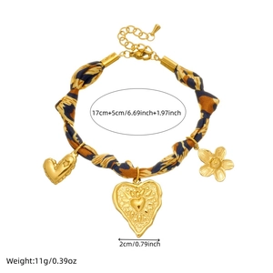 Bracciale dorato con tessuto leopardato e ciondoli a cuore e fiore stile retrò