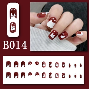 Korte wijnrode kunstnagels set met schattig wit konijn en smeltende crème patronen
