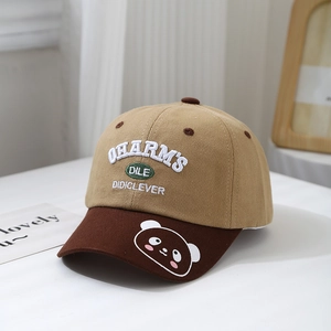 Gros plan d'une casquette bicolore en coton avec broderie panda et lettrage coloré