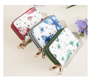 Vue détaillée de trois porte-monnaie avec imprimé papillon et motifs floraux vintage