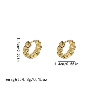 Détail de boucles d'oreilles dorées à texture chaîne de 1,4 cm et poids de 4,3 g