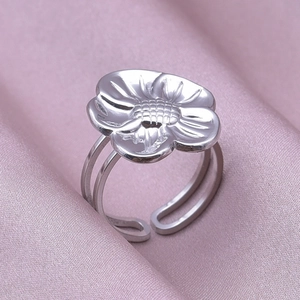 Macro shot of 304 stainless steel sunflower ring with adjustable double-layer band