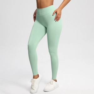 Detail of mint green seamless high-waist yoga pants with peach lift effect for fitness