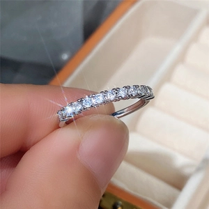 Makroaufnahme des versilberten Eternity-Rings mit funkelnden runden Zirkonia-Steinen