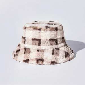 Vue détaillée du tissu en peluche épais et de la texture à carreaux du chapeau bob