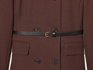 Détail d'une robe marron à double boutonnage avec ceinture en cuir et boucle dorée