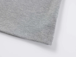 Gros plan de l'ourlet à double aiguille et de la texture en maille de modal gris chiné du haut