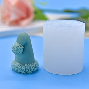Detail der Weihnachtsmütze Silikonform und fertiges grünes Mousse-Kuchen-Bastelprojekt