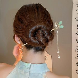 Pic à cheveux chinois doré avec fleur de jade verte et pompons perlés sur chignon