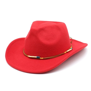 Chapeau de cowboy rouge en laine avec large bord et ruban en cuir à perles colorées